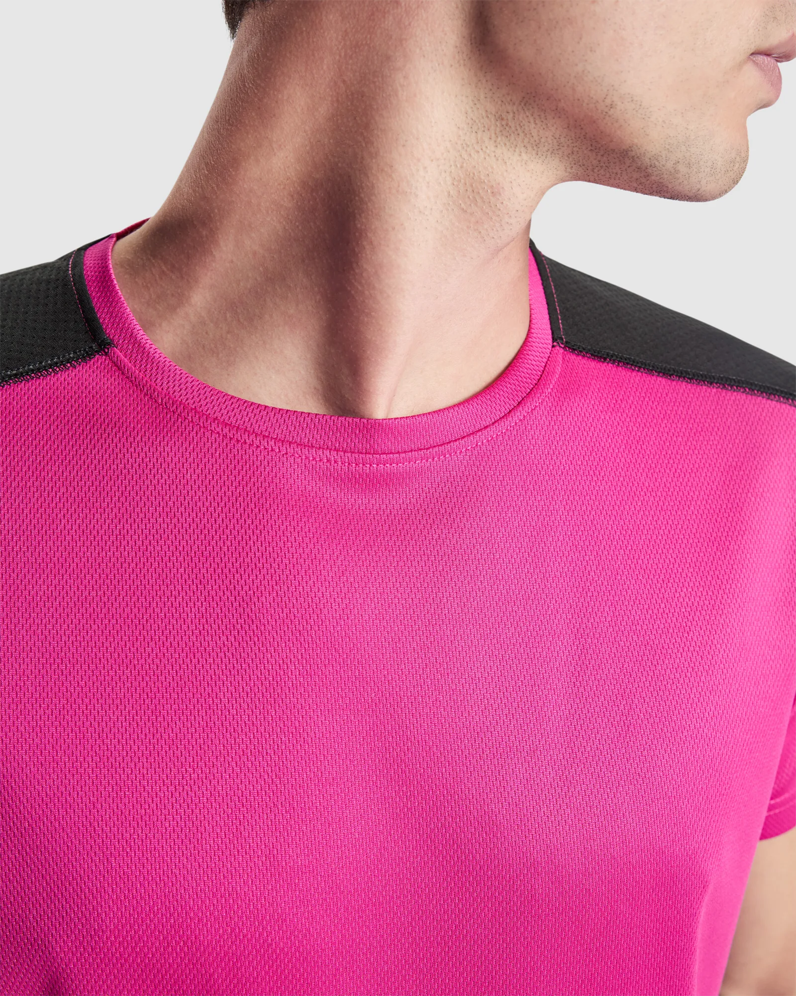 T-shirt tecnica Roly Detroit, Fucsia/Nero, dettaglio 3